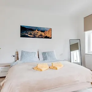 Modern, Bright And Spacious Praha